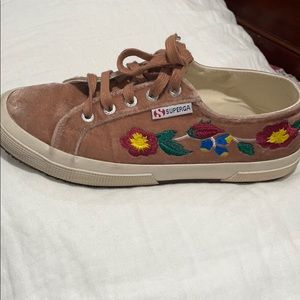 embroidered sneakers, like new in great conditions